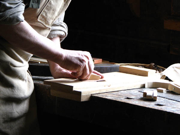Ofrecemos un servicio de <strong>carpinterÃ­a  de madera y ebanisterÃ­a en MÃ©rida</strong> adaptado a las necesidades del <strong>cliente</strong>.